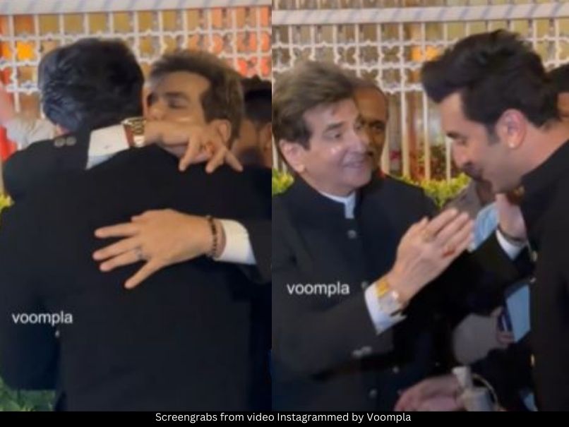 jeetendra-kisses-ranbir-kapoor-s-cheeks-after-latter-protects-him-from